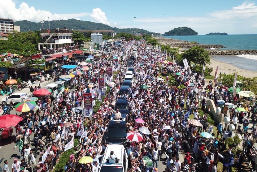 Puluhan ribu masyarakat menyambut kedatangan calon presiden nomor urut 02, Prabowo Subianto di kawasan wisata danau Cimpago, Padang, Sumtera Barat, Selasa (2/4).