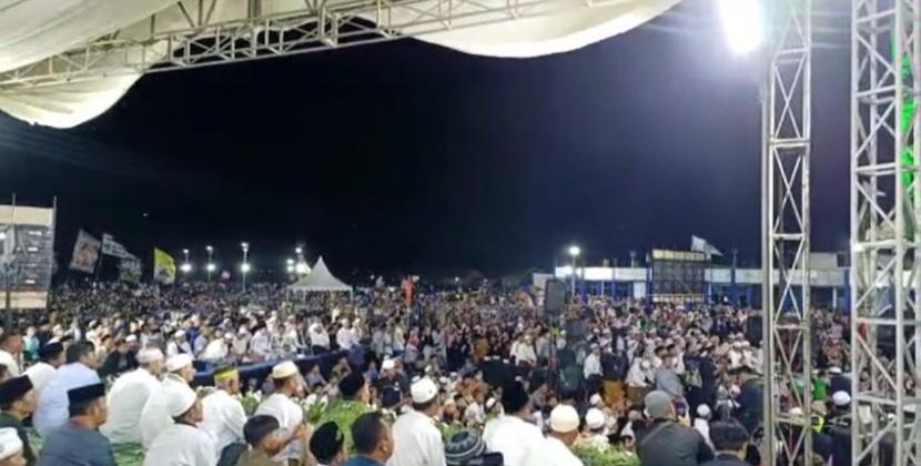 Puluhan ribu nelayan Karangsong dan warga bershalawat bersama Habib Syech bin Abdul Qodir Assegaf saat kegiatan 