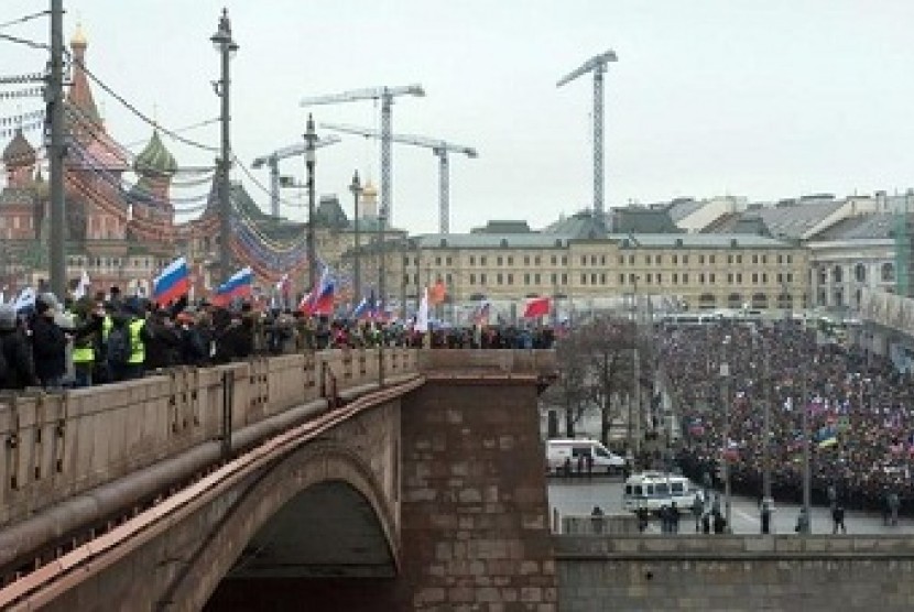 puluhan ribu orang menggelar aksi simpatik atas penembakan tokoh oposisi Rusia, Boris Nemtsov di Moskow, Ahad (1/3).