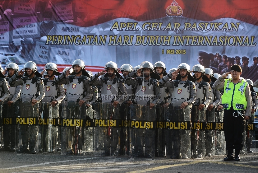  Puluhan ribu pasukan pengamanan mengikuti apel di lapangan Polda Metro Jaya, Jakarta Selatan, Rabu (29/4). (Republika/Raisan Al farisi)