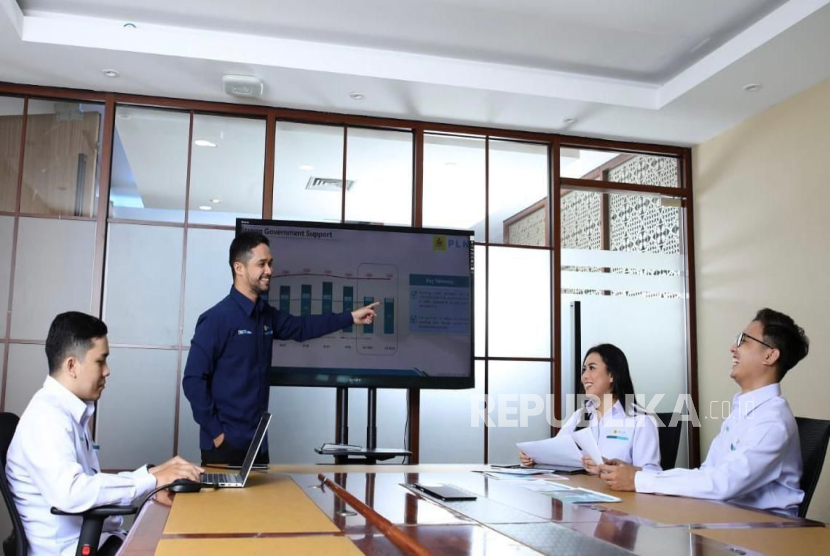 Puluhan ribu pelamar mendaftar pada hari pertama rekrutmen PLN Group, 1 Oktober 2025, yang menunjukkan antusiasme masyarakat.