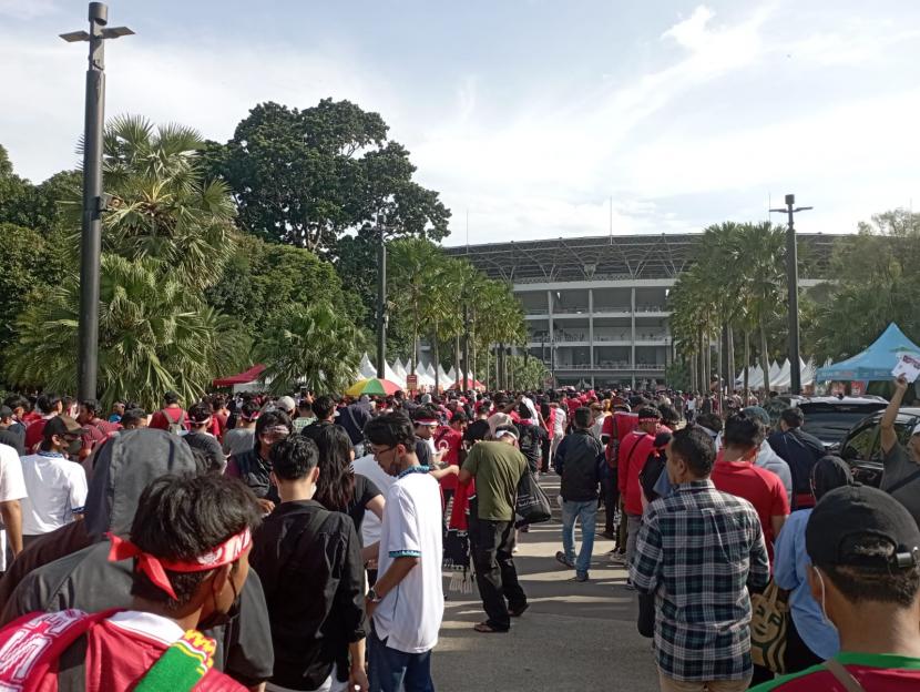 Puluhan ribu penggemar memadati Stadion Utama Gelora Bung Karno untuk menyaksikan timnas Indonesia Vs Vietnam, Jumat (6/1/2023).