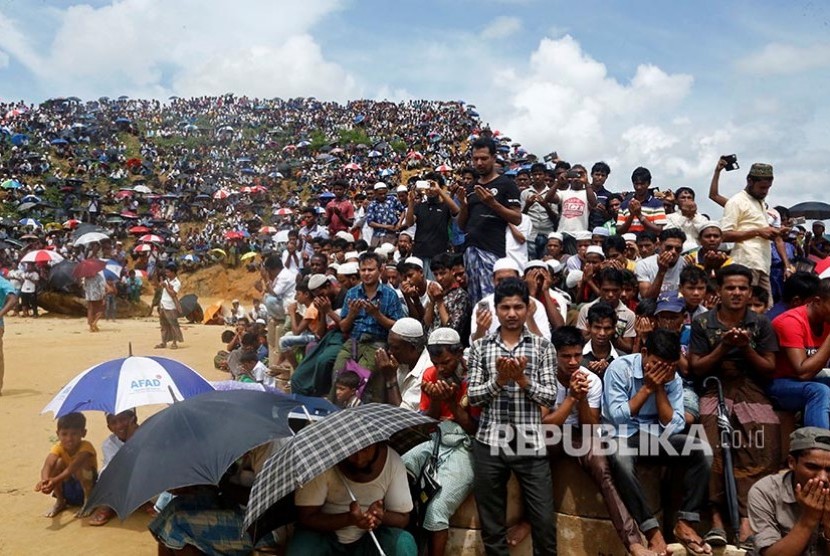 Puluhan ribu pengungsi Rohingya memperingati tahun kedua peristiwa genosida Myanmar yang menyebabkan eksodus mereka di Kamp Kutupalong, Cox’s Bazar, Bangladesh, Ahad (25/8). Pengungsi Rohingnya menempuh perjalanan dari Bangladesh ke Den Haag tuntut keadilan. Ilustrasi.