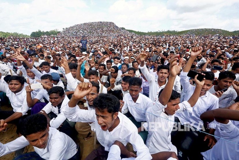 Puluhan ribu pengungsi Rohingya memperingati tahun kedua peristiwa genosida Myanmar yang menyebabkan eksodus mereka di Kamp Kutupalong, Cox’s Bazar, Bangladesh, Ahad (25/8).