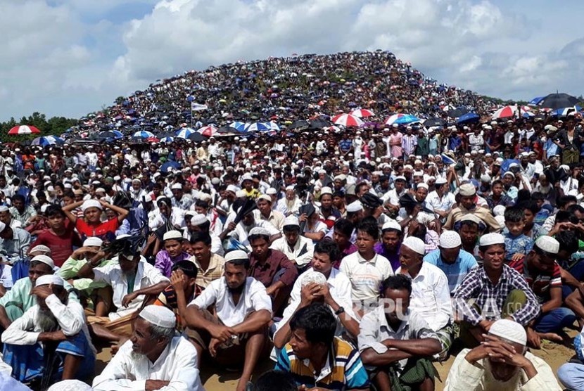 Puluhan ribu pengungsi Rohingya memperingati tahun kedua peristiwa genosida Myanmar yang menyebabkan eksodus mereka di Kamp Kutupalong, Cox’s Bazar, Bangladesh, Ahad (25/8).