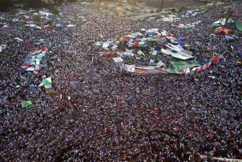 Pendukung Ikhwanul Muslimin menggelar aksi demontrasi menentang rezim militer di Tahrir Square, Kairo, Mesir.