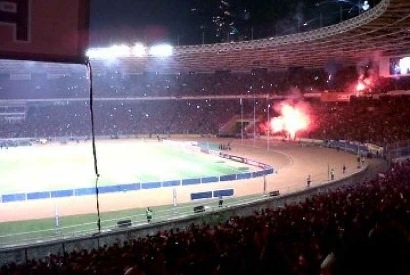 Puluhan ribu penonton termasuk anak-anak menyaksikan pertandingan sepak bola di Stadion Gelora Bung Karno