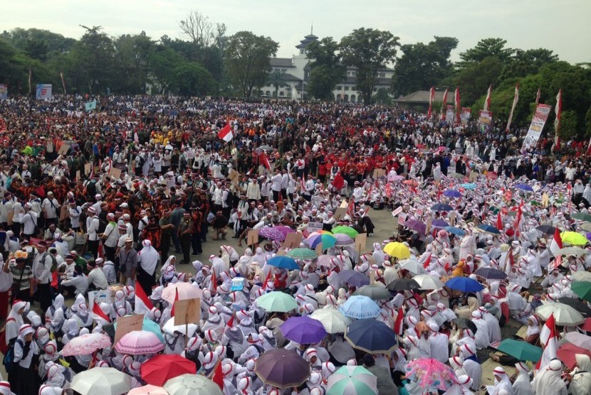 Puluhan ribu peserta aksi Nusantara Bersatu berkumpul di Lapangan Gasibu, Bandung, Rabu (30/11).