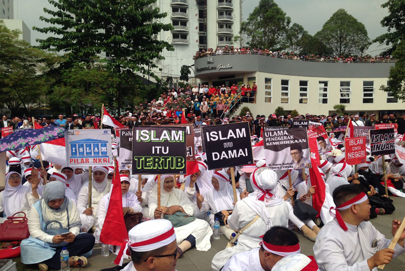 Puluhan ribu peserta aksi Nusantara Bersatu berkumpul di Lapangan Gasibu, Rabu (30/11).