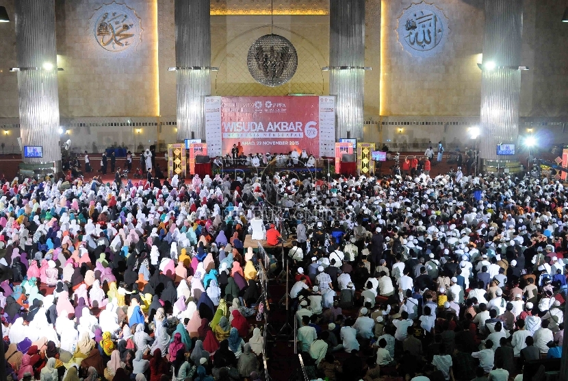   Puluhan ribu peserta penghafal Alquran menghadiri wisuda akbar Indonesia Menghafal di Masjid Istiqlal, Jakarta, Ahad (22/11).  (Republika/Agung Supriyanto)