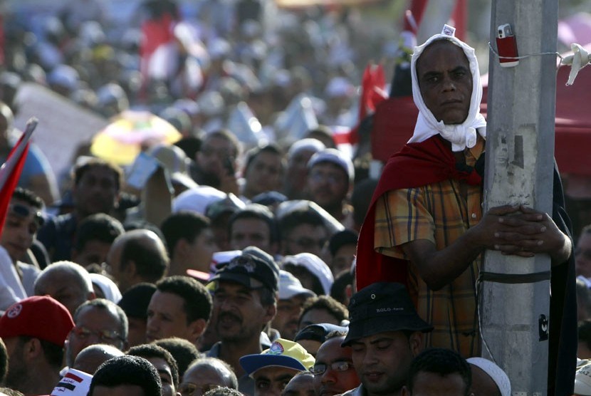  Puluhan ribu rakyat Mesir berkumpul di Tahrir Square untuk mendengarkan pidato politik. 