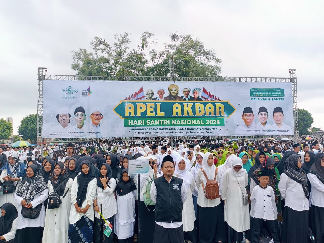 Puluhan Ribu Santri Kebumen Apel Akbar Hari Santri 2025