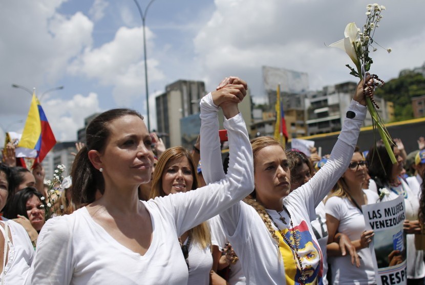 Puluhan ribu wanita melakukan unjuk rasa terkait situasi politik di Karakas, Venezuela, (6/5).