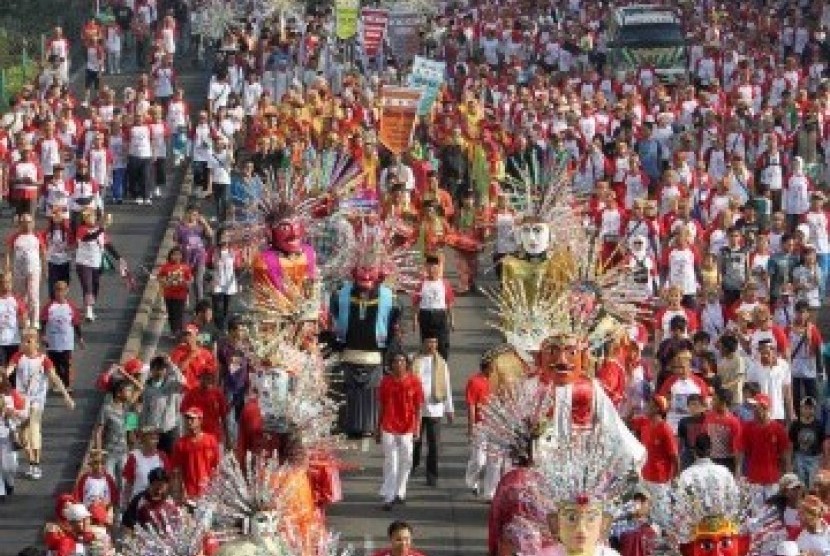 Puluhan ribu warga Betawi mengikuti pawai Festival Betawi, 2010.
