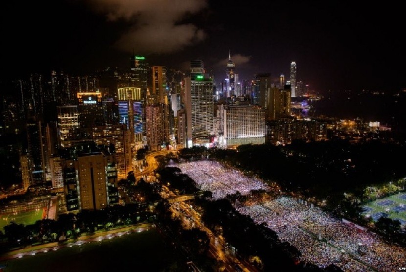 Puluhan ribu warga di Taman Victoria, Hong Kong menyalakan lilin untuk memperingati 24 tahun tragedi Tiananmen di Beijing, China, Selasa (4/6).