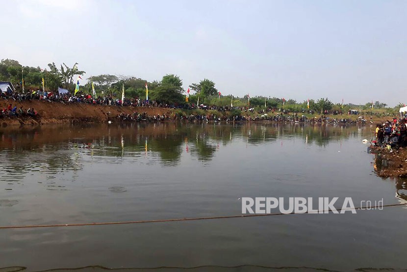 Puluhan Ribu warga Jawa Barat mengikuti kegiatan mancing mania di Sungai Citarum yang diselenggarakan Kodam III/Siliwangi dalam rangka HUT Kodam, Ahad (3/6).