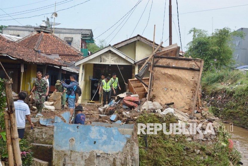 Puluhan rumah di dua desa dan satu kelurahan di Kecamatan Cicurug, Kabupaten Sukabumi rusak diterjang banjir (ilustrasi)