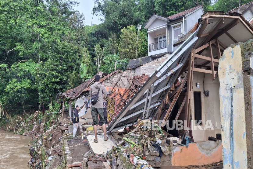 Puluhan Rumah Warga di Desa Nyalindung, Kecamatan Cipatat, Kabupaten Bandung Barat (KBB), Jawa Barat Rusak Parah Usai Diterjang Banjir bandang pada Sabtu (15/3) sore.