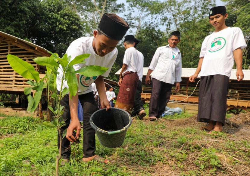 Puluhan santri di Pondok Pesantren Nurul Hijrah, Kabupaten Lebak, Banten mengikuti pelatihan pembuatan pupuk organik. 