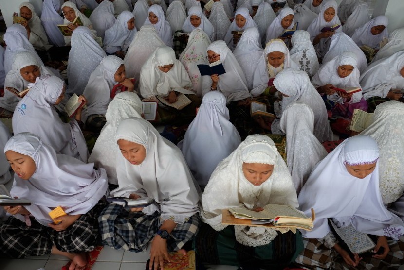 Puluhan santri membaca Al Quran saat tadarus massal awal Ramadhan 1440 H di Pesantren Ar-Raudhatul Hasanah, Medan, Sumatera Utara, Senin (6/5/2019). T