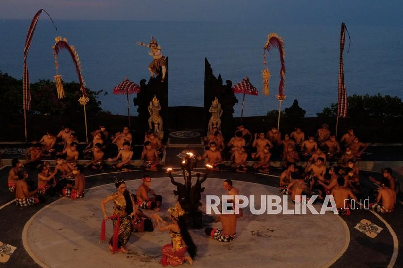 Puluhan seniman tampil dalam pementasan Tari Kecak di Daya Tarik Wisata (DTW) Uluwatu, Badung, Bali, Selasa (21/9/2021). Colliers Indonesia melihat industri pariwisata berpeluang tumbuh pada akhir tahun ini. 