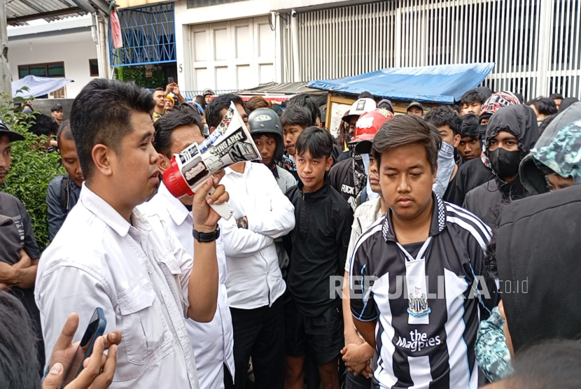Puluhan Siswa dan Alumni SMK 2 Pasundan Bandung menggeruduk sekolah di Jalan Pelita Karya, Maleber, Kota Bandung, Rabu (24/9/2025). Mereka menggeruduk sekolah terkait dugaan tindak pelecehan seksual yang diduga dilakukan oleh oknum guru. 