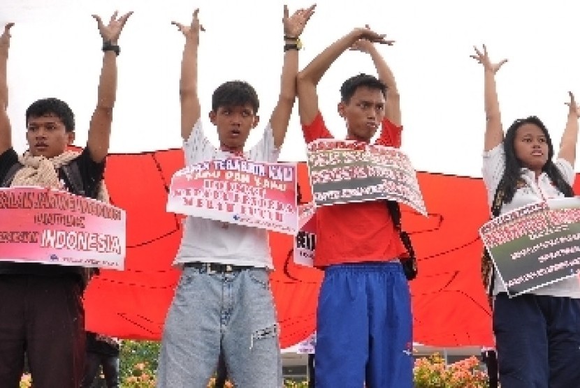 Puluhan siswa dan mahasiswa menggelar aksi solidarisme menentang tawuran antar pelajar yang belakangan marak terjadi.