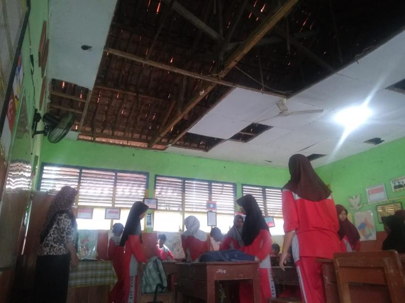 Puluhan siswa kelas lima SDN Dukuh, Kecamatan Indramayu, Kabupaten Indramayu sedang belajar di ruang kelas yang hampir ambruk, Kamis (26/1/2023).