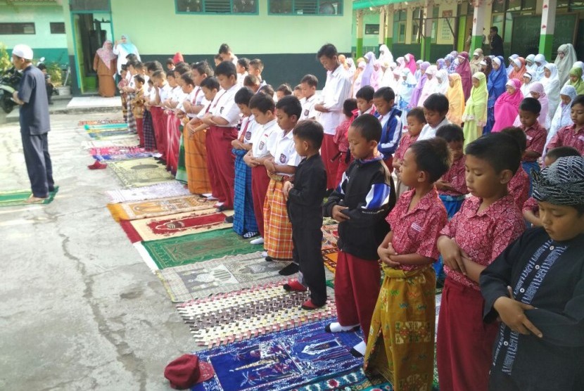 Puluhan siswa Sekolah Dasar Kota Kulon 6, Garut, Jawa Barat melakukan shalat gaib untuk etnis Rohingya di Myanmar, Rabu (6/9).