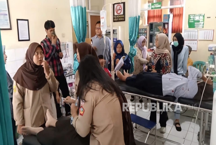 Puluhan siswa SMAN 1 Luragung, Kabupaten Kuningan dilarikan ke Puskesmas Luragung usai mengalami gejala keracunan, Jumat (3/10/2025). Mereka diduga keracunan MBG yang disantap sehari sebelumnya. 