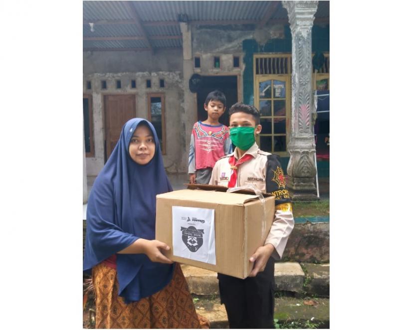 Puluhan siswa Smart Ekselensia Indonesia Dompet Dhuafa Pendidikan (DD Pendidikan) membagikan sembako ke warga sekitar sekolah di kawasan Desa Jampang, Kecamatan Kemang, Kabupaten Bogor. 