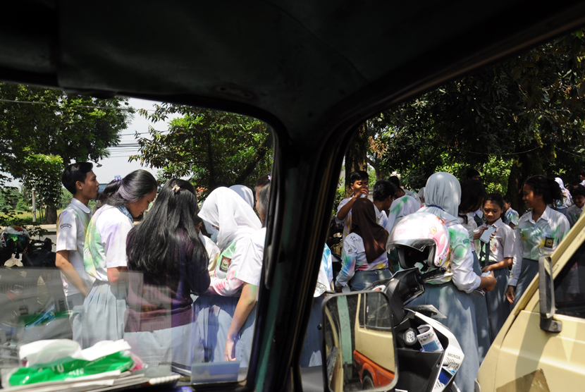 Puluhan siswa SMK melakukan aksi mencoret baju seragam seusai melaksanakan Ujian Nasional (UN) di daerah Pancoran Mas, Depok, Jawa Barat, Rabu (16/4).  (foto: MgROL_34)