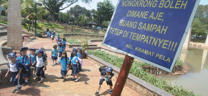 Puluhan siswa Taman Kanak-kanak (TK) Al Jabr Islamic School mendapat materi pengenalan ruang publik kota di Taman Barito, Kebayoran Baru, Jakarta Selatan, Rabu (21/9). (Republika/Aditya Pradana Putra)