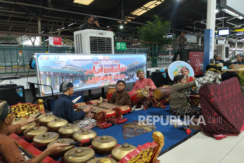 Hari Ozon Internasional, Siswa Tarakanita Yogya Gelar Kampanye Peduli Lingkungan di Stasiun Tugu
