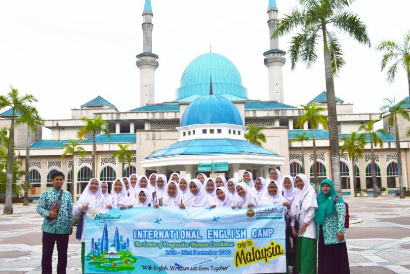  Puluhan siswi Madrasah Muallimaat Muhammadiyah, Yogyakarta, mengikuti International English Camp di International Islamic University Malaysia (IUMM). 