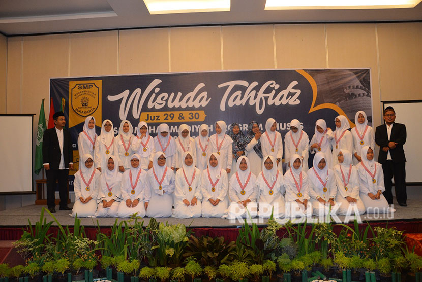 Puluhan siswi penghafal Quran SMP PK Muhammadiyah Program Khusus Kota Barat di wisuda 