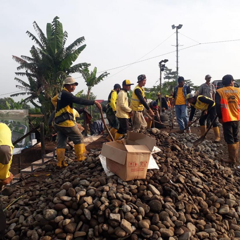 Puluhan tenaga harian Dinas Bina Marga dan Penataan Ruang dikerahkan untuk memadatkan akses jalan dan lahan pemakaman Emmeril Kahn Mumtadz atau Eril di Kampung Geger Beas, Desa Cimaung, Kecamatan Cimaung, Kabupaten Bandung.