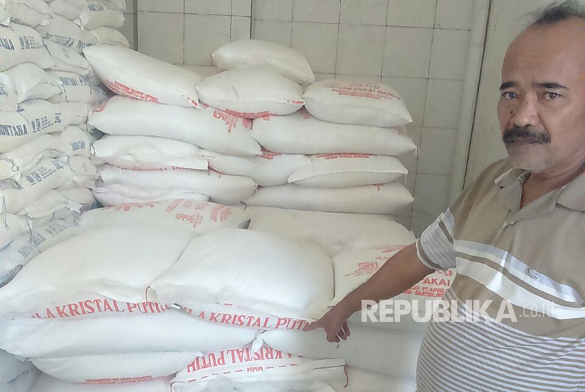 Puluhan ton gula rafinasi menumpuk di gudang distributor/pedagang di sekitar Pelabuhan Cirebon, Kamis (3/8). 