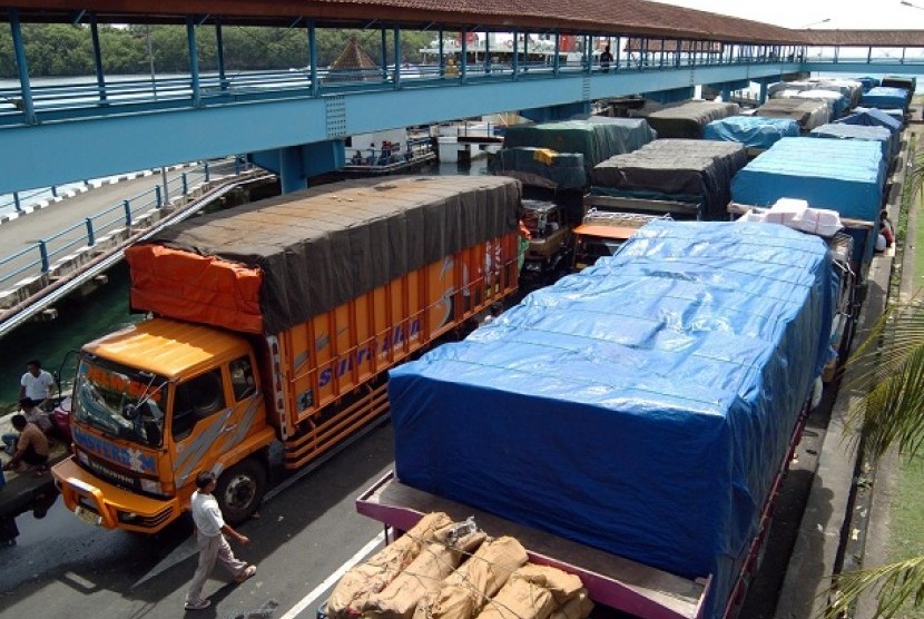 Puluhan truk antri untuk diseberangkan ke Lombok di Pelabuhan Padangbai, Karangasem, Bali, Sabtu (16/2). Jadwal penyeberangan kapal fery Bali-Lombok beberapa kali terpaksa ditunda akibat gelombang tinggi dan cuaca buruk di perairan Selat Lombok. 