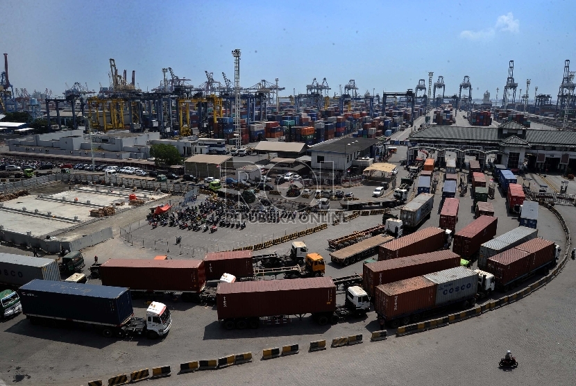  Puluhan truk peti kemas antre di gerbang Jakarta International Container Terminal (JICT), Tanjung Priok, Jakarta, Selasa (28/7).