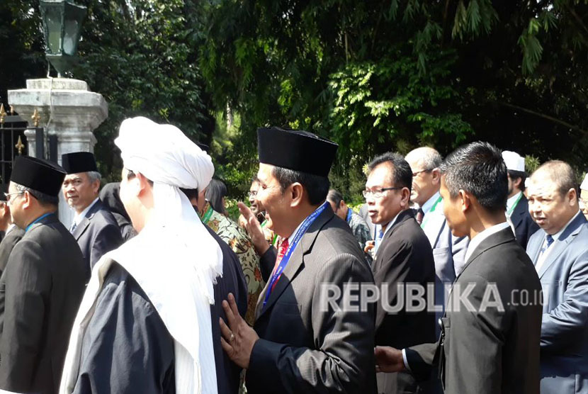 Puluhan ulama dan cendekiwian delegasi dari berbagai negara dunia menghadiri pembukaan Konsultasi Tingkat Tinggi (KTT) Ulama dan Cendikiawan Muslim Dunia tentang Islam Wasathiyah di Istana Bogor,  Selasa (1/5) hari ini