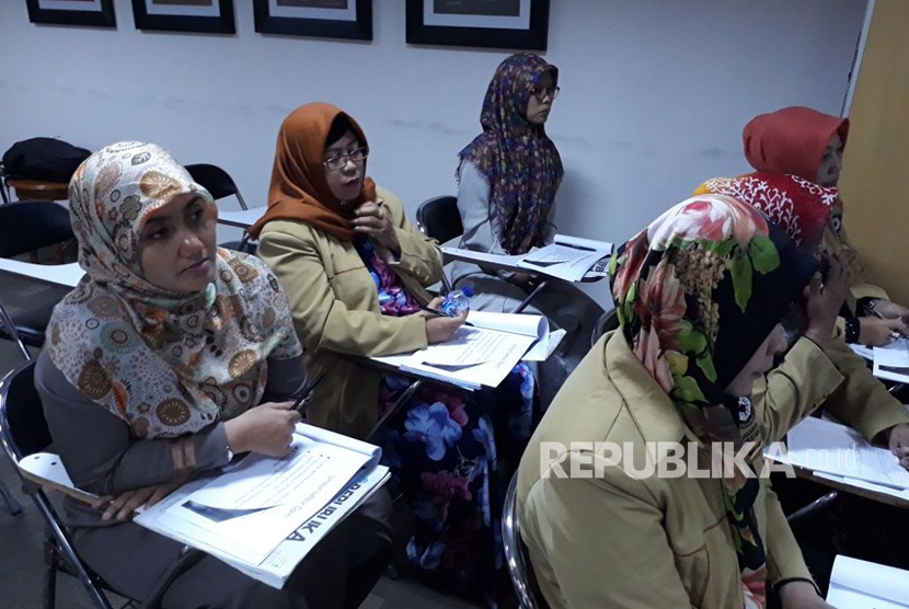 Puluhan ustazah ikut pelatihan jurnalistik di Kantor Harian Republika, Sabtu (21/4). 