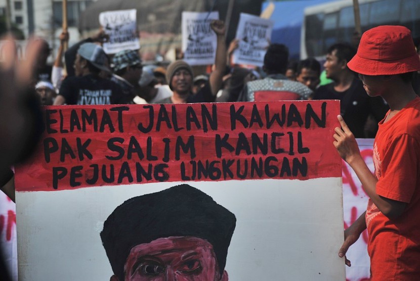 Puluhan warga dan mahasiswa yang tergabung dalam Aliansi Pekalongan Menggungat melakukan aksi solidaritas terhadap kasus pembunuhan petani penolak tambang pasir di Lumajang bernama Salim Kancil di kawasan Jalan Pemuda, Pekalongan, Jawa Tengah, Rabu (30/9).