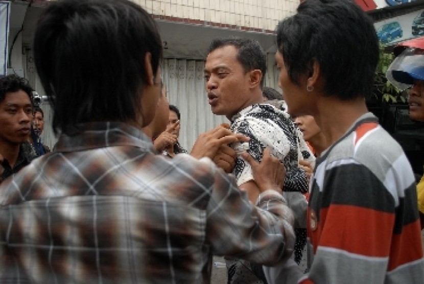 Puluhan warga Desa Candi Mulyo, melampiaskan kekesalannya terhadap debt collector leasing di Jombang, Jumat (16/11).