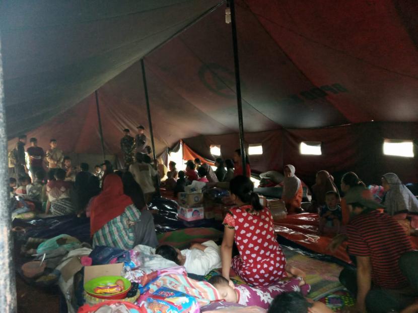 Puluhan warga Desa Wangunsari, Kecamatan Bantarkalong, Kabupaten Tasikmalaya, mengungsi hingga Kamis (15/10). Sebanyak 11 rumah warga di wilayah itu terdampak longsor yang terjadi pada Senin (12/10). 