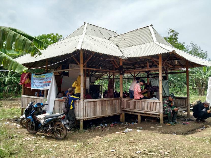 Puluhan warga di Desa Sagara, Kecamatan Cibalong, Kabupaten Garut, masih memilih untuk tetap mengungsi hingga Rabu (14/10). Para warga itu merupakan korban banjir bandang yang terjadi di wilayah selatan Kabupaten Garut pada Senin (12/10). 
