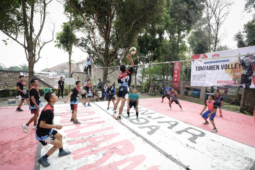 Puluhan warga ikut meramaikan gelaran turnamen bola voli antarkampung di Desa Sekambang, Kecamatan Wanayasa, Kabupaten Purwakarta, Jawa Barat akhir pekan kemarin. 