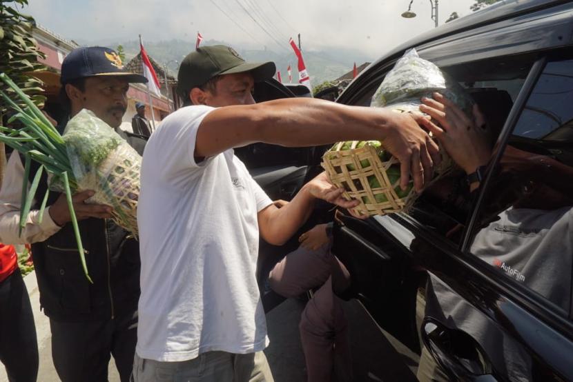 Puluhan warga Kecamatan Selo, Kabupaten Boyolali, Jawa Tengah (Jateng) menyerahkan sayuran hasil bumi