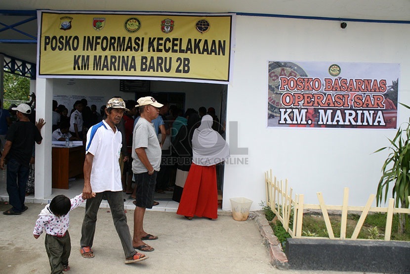  Puluhan warga mendatangi posko Basarna Operasi SAR KM Marina di Pelabuhan Siwa, Kabupaten Wajo, Sulsel. (Republika/Debbie Sutrisno)