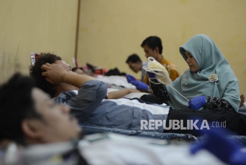 Puluhan warga mendonorkan darahnya di Masjid Agung At-tin, Jakarta Timur, Jumat (31/12)